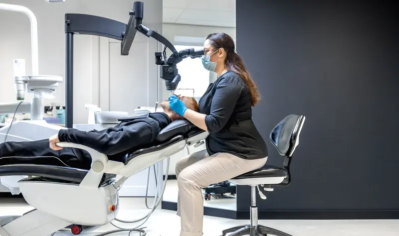 Dentystka przy pracy